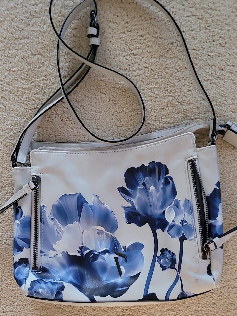 Simply Vera Vera Wang Cara Crossbody Bag. Blue Floral On Light Gray PU - Picture 8 of 14